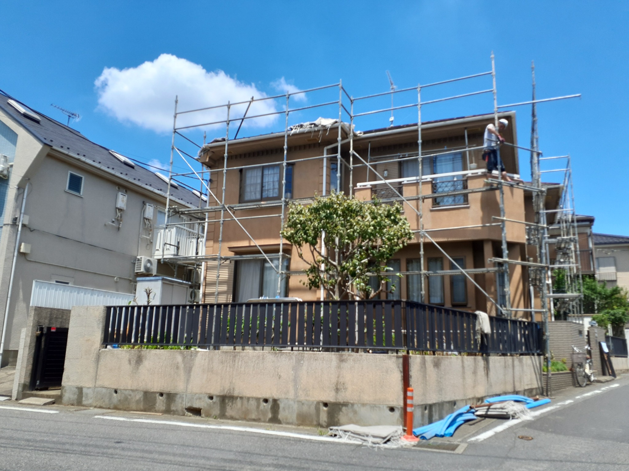 千葉県松戸市・外壁改修工事の施工中（足場設置時）